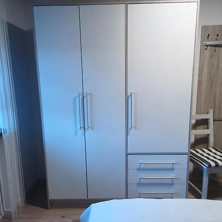 Ruhige Einliegerwohnung Mit Terasse *